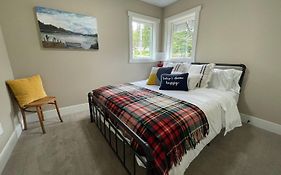 Romantic Cozy Cabin Walk To Lake Hot Tub Bikes Kayaks Grill